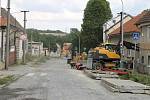 Pokládka nové kanalizace ve Pcherách pokračuje. Obec bude průjezdná v září.