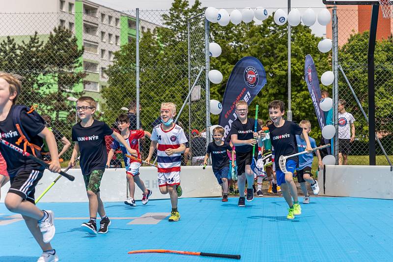 Venkovní  florbalové hřiště otevřely SAMK Kladno na ZŠ Norská. Zúčastnili se radní Jiří Chvojka, ředitel SAMK František Bureš, generální manažer Kanonýrů Kladno Ondřej Riebauer a trenér Jan Pazdera.