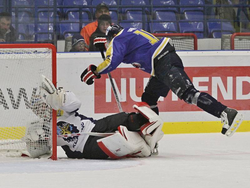 Gengel atakuje Lukáše // Rytíři Kladno – HC Slovan Ústečtí Lvi 3:1, 1.hokejová liga 2014-15 /29. 11. 2014