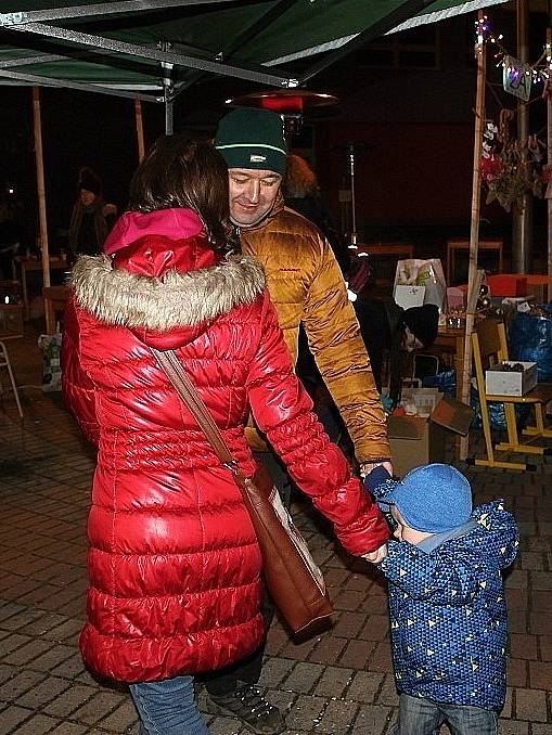 Kladensko zpívalo koledy s Deníkem také před 3. Základní školou ve Slaném. Dorazilo opět několik stovek lidí.