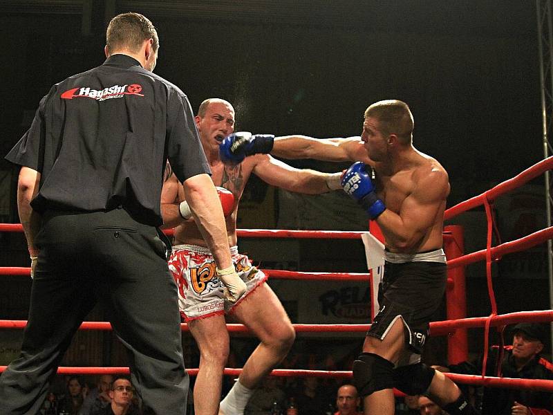 Luboš Raušner - Julius Čorba (Slovensko). Thaibox (-110kg). Očekávané vystoupení profesionálního mistra republiky za rok 2010 Raušera nezklamalo. Vrchol večera skončil vítězstvím K.O. ve 3. kole... // Noc válečníků 3 - Kladno 15. 12.2011