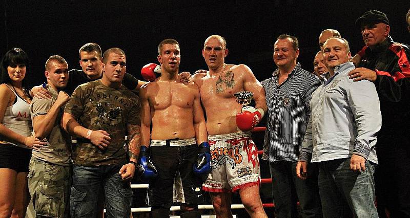 Luboš Raušner - Julius Čorba (Slovensko). Thaibox (-110kg). Očekávané vystoupení profesionálního mistra republiky za rok 2010 Raušera nezklamalo. Vrchol večera skončil vítězstvím K.O. ve 3. kole... // Noc válečníků 3 - Kladno 15. 12.2011