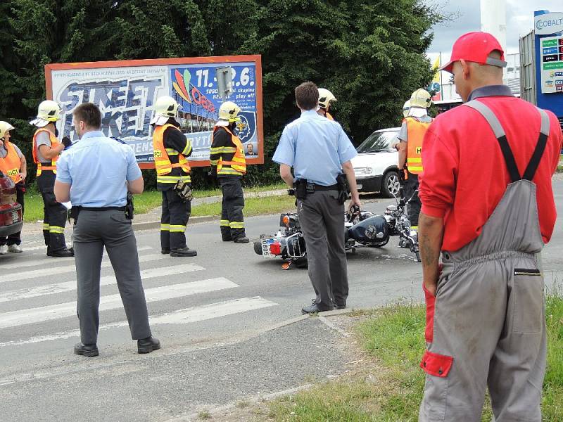 Nehoda motocyklu ve Smečenské ulici v Kladně.