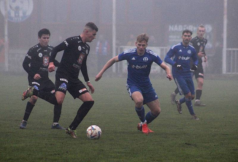 V posledním podzimním kole ČFL Velvary (v modré) porazili ve velké mlze Hradec králové B 6:0. Ladislav Vopat vstřelil 4 branky.