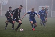 V posledním podzimním kole ČFL Velvary (v modrém) porazily ve velké mlze Hradec Králové B 6:0. Ladislav Vopat vstřelil 4 branky.