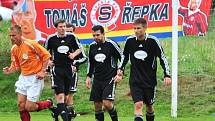 Tomáš Řepka debutoval v dresu SK Hvozdnice (v oranžovém). 