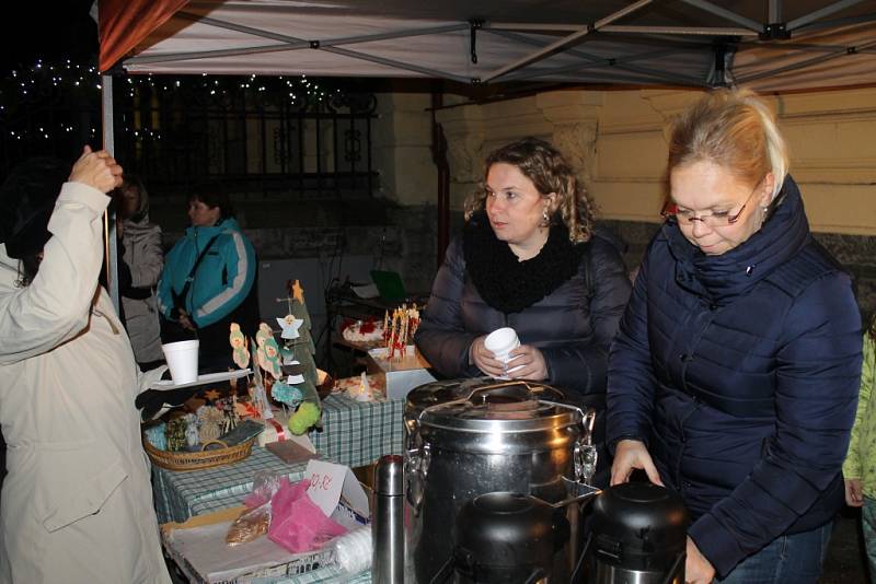 Akce Deníku - Česko zpívá koledy tradičně před Základní školou Velvary.