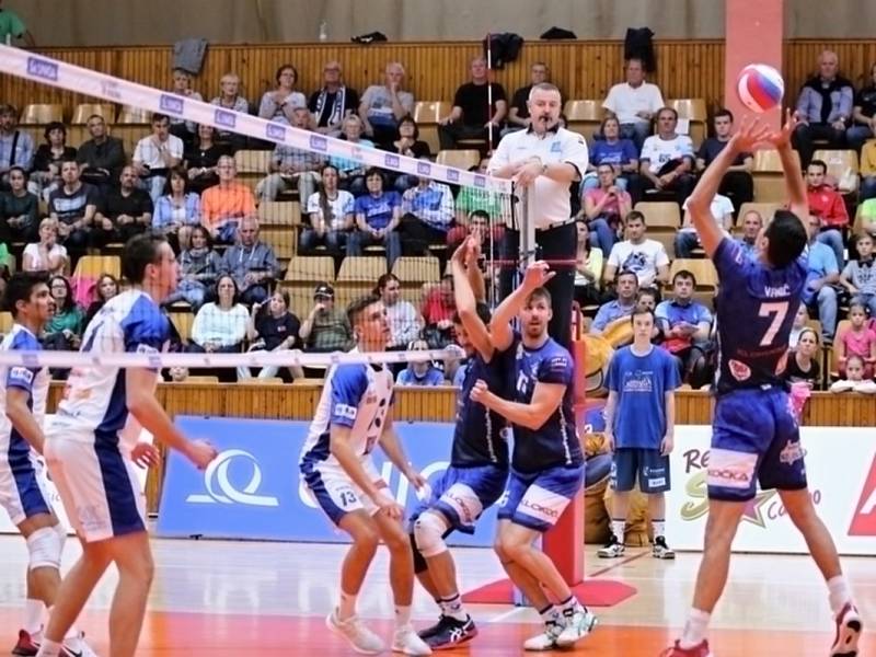 Kladno (v modrém) zdolalo doma Benátky jasně 3:0.