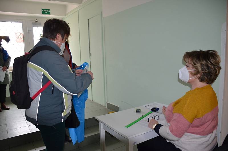 Výdej antigenních testů školám z Kladenska v Kladně na úřadě.