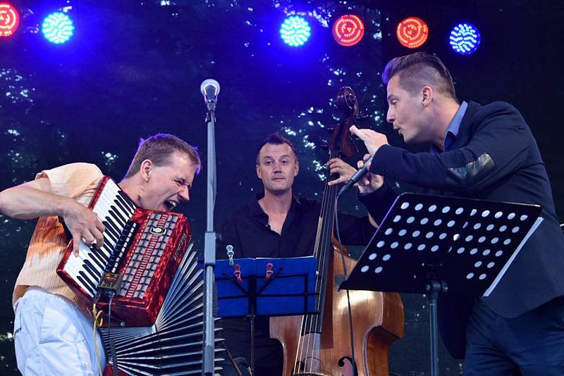 Jedenáctého ročníku Jazzového podvečera Bory Kříže se zúčastnila také dvojice Jiří Suchý a Jitka Molavcová.
