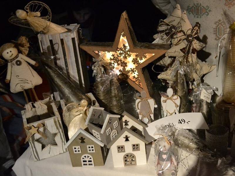 V Muzeu T. G. Masaryka v Lánech se v neděli konala vánoční prodejní výstava, která je návštěvníky vždy velmi vyhledávaná.