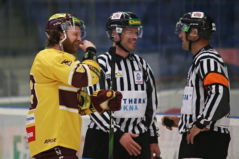 Matěj Pekr s rozhodčími // Rytíři Kladno - HC Dukla Jihlava 1:2, Finále play off Chance ligy, 25. 4. 2021