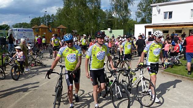Dobročinná cyklotour Na kole dětem projela i letos Kladenskem.
