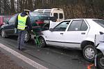 Nehoda několika osobních automobilů dnes krátce po půl sedmé ráno zablokovala rychlostní silnici R7 ve směru na Prahu.