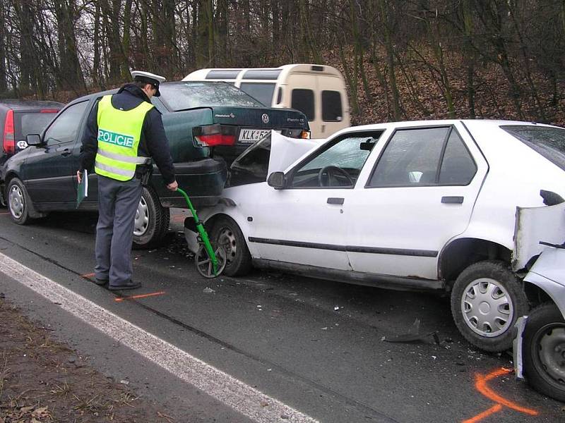 Nehoda několika osobních automobilů dnes krátce po půl sedmé ráno zablokovala rychlostní silnici R7 ve směru na Prahu.