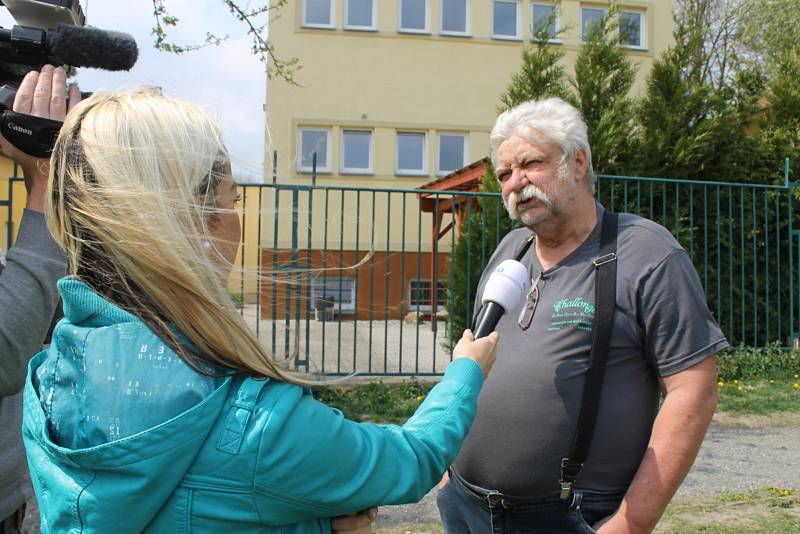 Lidé z vyhořelé ubytovny na ulici nepůjdou. Vedení města hledá řešení.