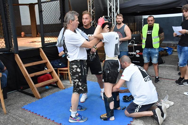 Galavečer MMA ve slánském letním kině.