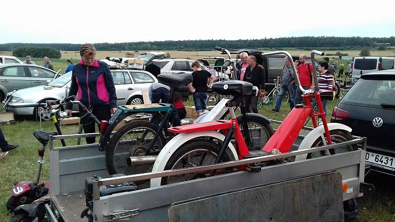 Sobotní motoristická burza na letišti ve Velké Dobré.