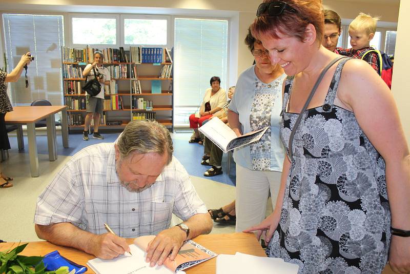 Křest knihy Kocouři z Poldovky od Luďka Švorce se uskutečnil ve středu v prostorách Městské knihovny Kladno.