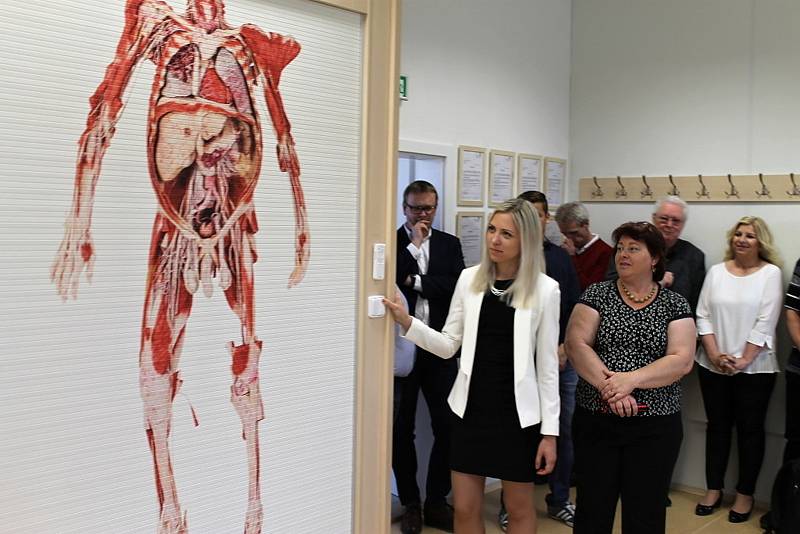 Studenti kladenské biomedicíny získali k výuce plastinovaná lidská těla. Slavnostní otevření nové laboratoře.