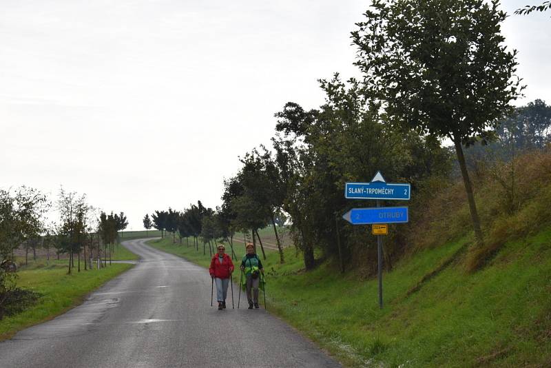 Turisté si vyšlápli za dřevěnými zvoničkami v okolí Slaného.