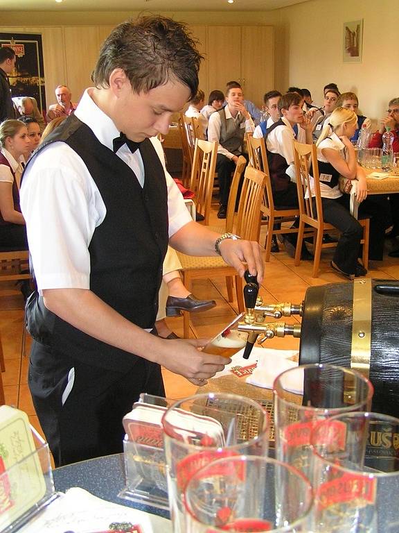 Ve Střední škole řemesel a služeb ve Stochově se dnes uskutečnil již 8. ročník soutěže mladých výčepních Krušovické čepování.