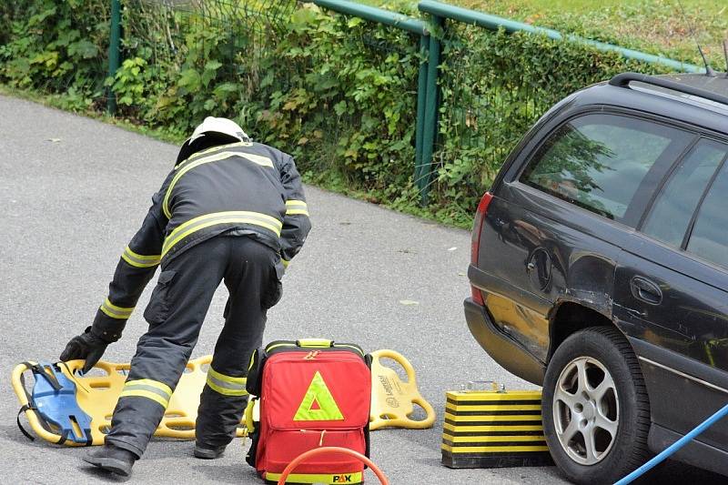 Přes bariéry s policií.