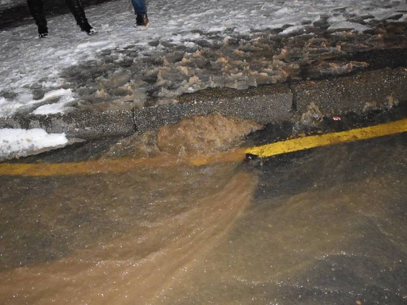 Havárie vodovodního potrubí ve Slaném v sídlišti Na Dolíkách ve středu odpoledne.