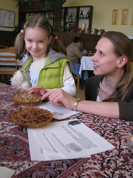 Dny tibetské kultury ve Slaném. Studenti SIŠ Slaný prezentují tibetská národní jídla.