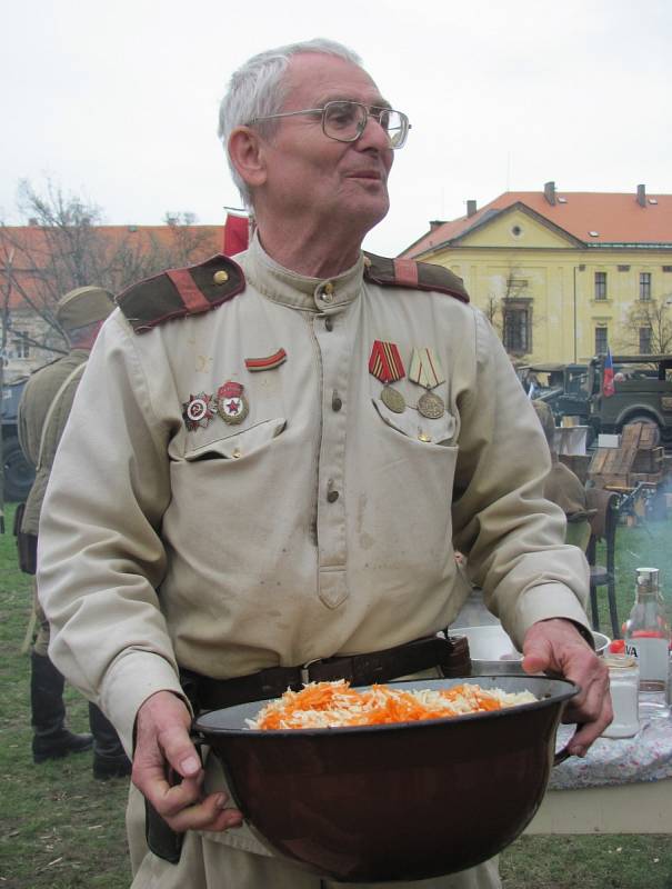 Setkání klubů vojenské historie ve Slaném.