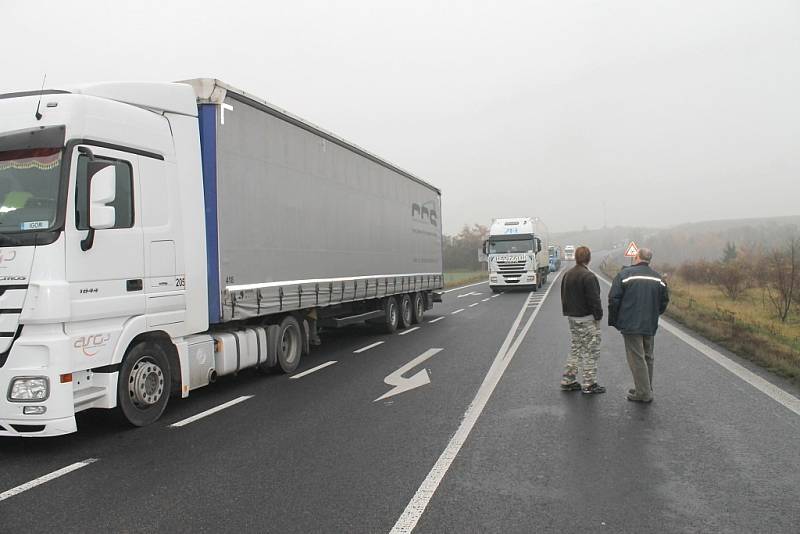 Vážná dopravní nehoda se stala dopoledne 20. listopadu na silnici I/7 u Slaného na exitu u Kvíce. Nehoda ochromila silnici na několik hodin.