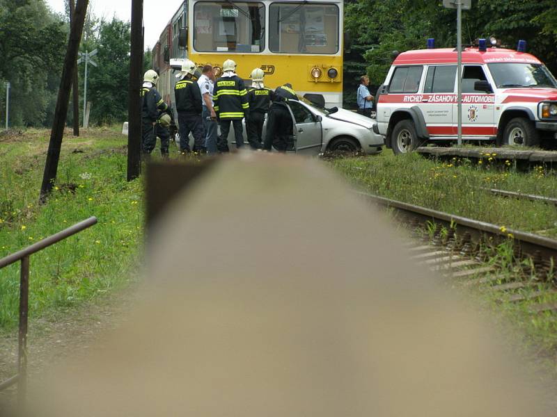 Tragédie na nechráněném železničním přejezdu v Neuměřicích. Při srážce vlaku a osobního automobilu jeden člověk zemřel.