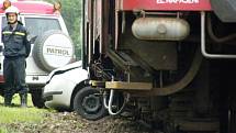 Tragédie na nechráněném železničním přejezdu v Neuměřicích. Při srážce vlaku a osobního automobilu jeden člověk zemřel.