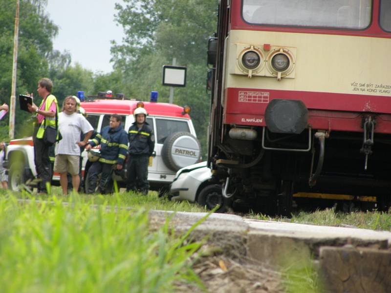 Tragédie na nechráněném železničním přejezdu v Neuměřicích. Při srážce vlaku a osobního automobilu jeden člověk zemřel.