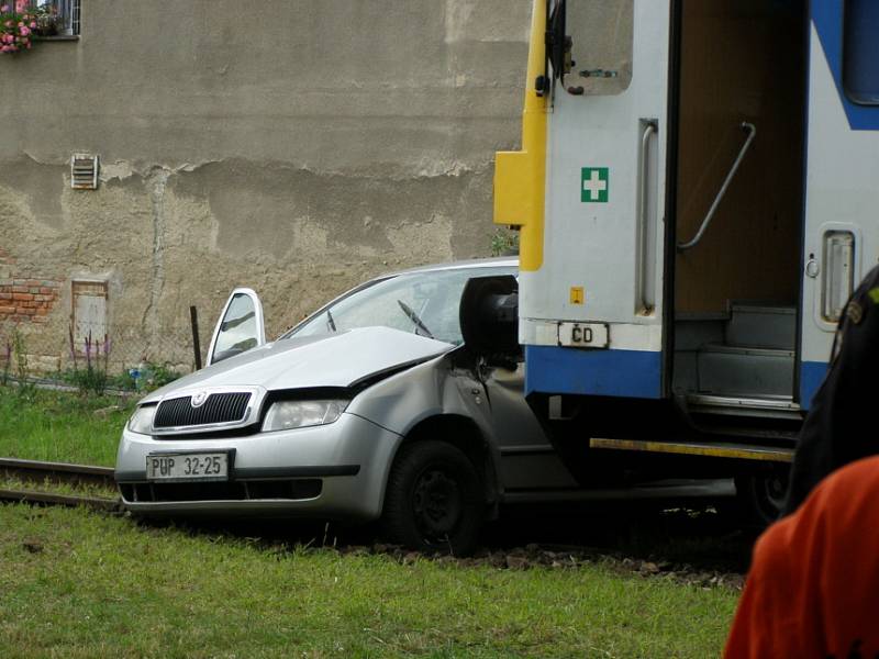 Tragédie na nechráněném železničním přejezdu v Neuměřicích. Při srážce vlaku a osobního automobilu jeden člověk zemřel.