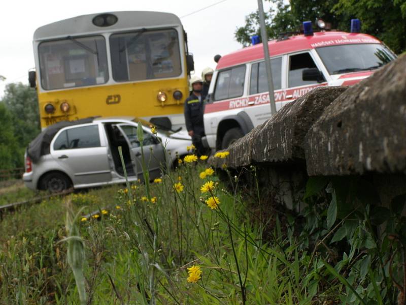 Tragédie na nechráněném železničním přejezdu v Neuměřicích. Při srážce vlaku a osobního automobilu jeden člověk zemřel.