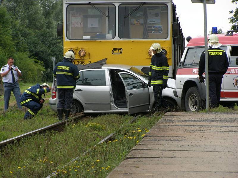 Tragédie na nechráněném železničním přejezdu v Neuměřicích. Při srážce vlaku a osobního automobilu jeden člověk zemřel.