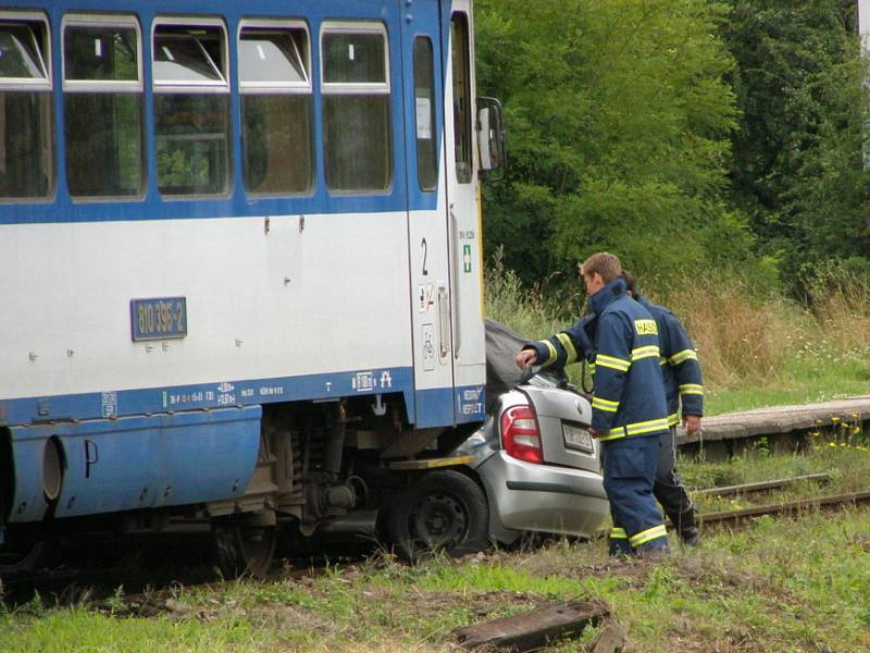 Tragédie na nechráněném železničním přejezdu v Neuměřicích. Při srážce vlaku a osobního automobilu jeden člověk zemřel.