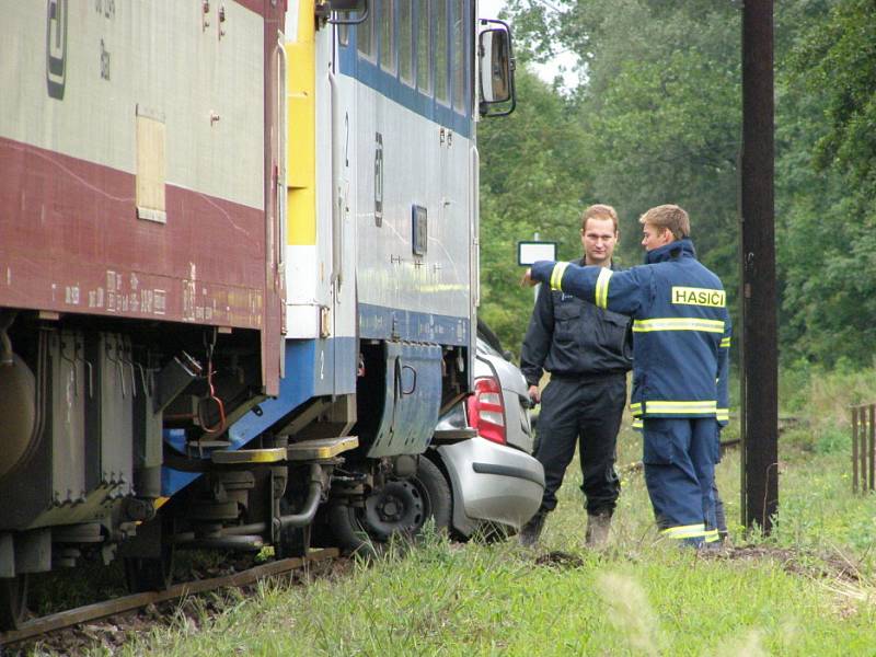 Tragédie na nechráněném železničním přejezdu v Neuměřicích. Při srážce vlaku a osobního automobilu jeden člověk zemřel.