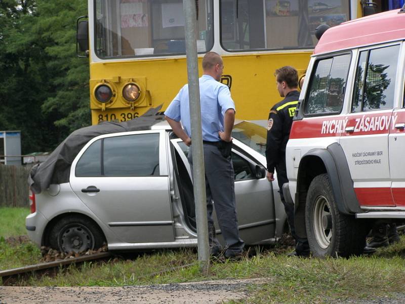 Tragédie na nechráněném železničním přejezdu v Neuměřicích. Při srážce vlaku a osobního automobilu jeden člověk zemřel.
