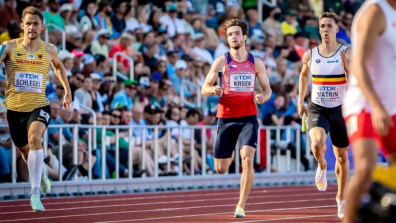 Matěj Krsek zažil minulý měsíc v Eugene premiéru velkého šampionátu jako člen čtvrtkařské štafety.