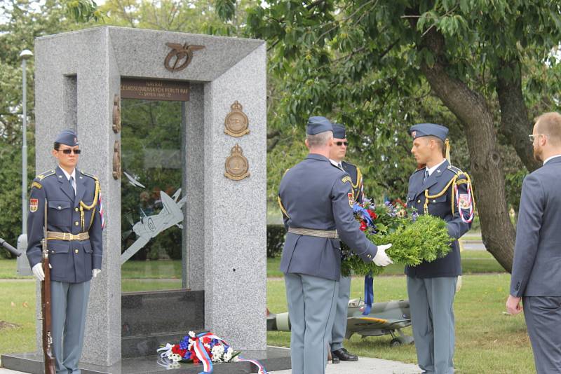 Na ruzyňském letišti si připomněli návrat československých pilotů.