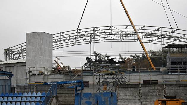 Z rekonstrukce zimního stadionu v Kladně, listopad 2021.