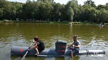 Na hladině se objevila pirátská loď, pojízdná koupelna, stíhačka, ponorka nebo vodní bicykl.