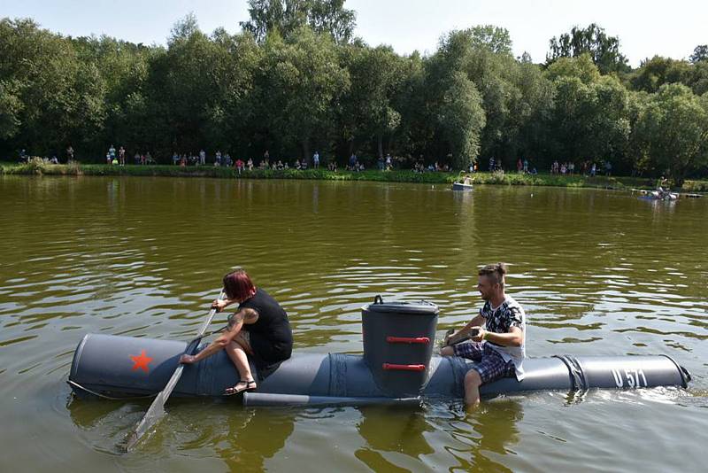 Na hladině se objevila pirátská loď, pojízdná koupelna, stíhačka, ponorka nebo vodní bicykl.