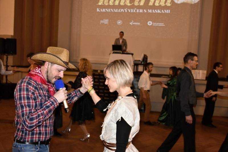Karnevalová tančírna s Michalem Padevětem.