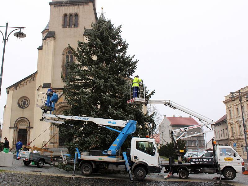 Instalace výzdoby na kladenském náměstí Starosty Pavla.