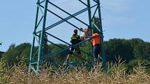 Muž vylezl na stožár vysokého napětí a chtěl skočit. Neděle 28.7. 2013