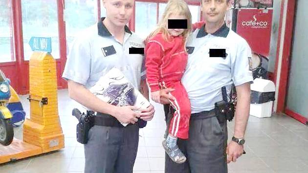 MAMINKA KAROLÍNKY je kladenským policistům Tomáši Veselému a Petra Jareše velmi vděčna, jelikož našli její malou dceru.