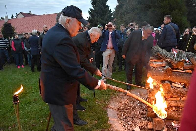 Pietní akt a Masarykova vatra v Lánech se konaly v sobotu.